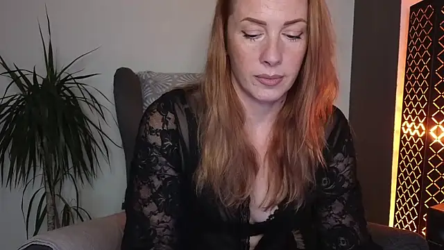 Snapshot of Sharon_Red chatting on 10/04/25, 03:43 Sharon Red online show from 10/04/25, 03:43