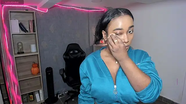 Snapshot of alessia_anderson chatting on 10/21/25, 11:27 alessia anderson online show from 10/21/25, 11:27