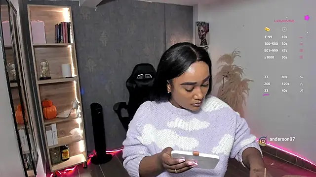 Snapshot of alessia_anderson chatting on 10/24/25, 10:06 alessia anderson online show from 10/24/25, 10:06