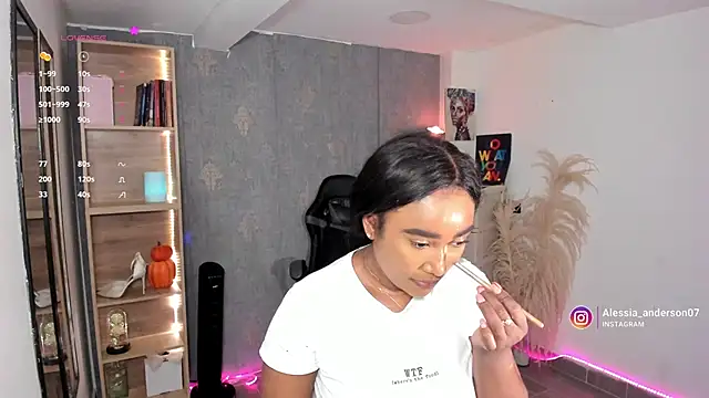 Snapshot of alessia_anderson chatting on 10/28/25, 09:39 alessia anderson online show from 10/28/25, 09:39