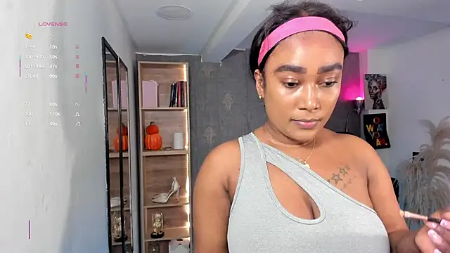 Snapshot of alessia_anderson chatting on 11/05/25, 10:43 alessia anderson online show from 11/05/25, 10:43