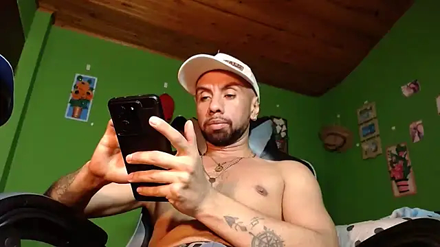 Snapshot of Arian_Pervert chatting on 02/15/25, 05:07 Arian Pervert online show from 02/15/25, 05:07