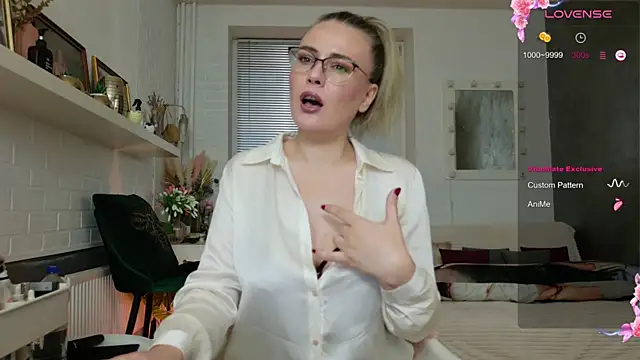 Snapshot of BeautyeyesLovely chatting on 10/28/25, 01:58 BeautyeyesLovely online show from 10/28/25, 01:58