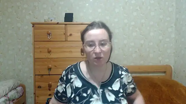 Snapshot of Smart_Rose chatting on 11/18/25, 04:44 Smart Rose online show from 11/18/25, 04:44