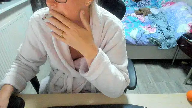 minoesje37 online show from 10/06/25, 07:11