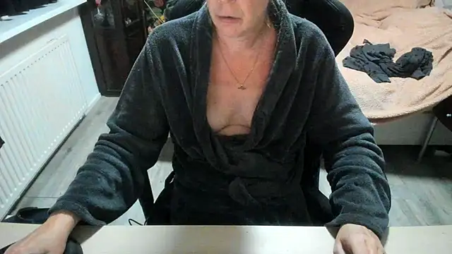 minoesje37 online show from 10/23/25, 07:34