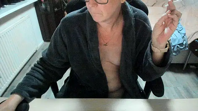 minoesje37 online show from 11/03/25, 08:43