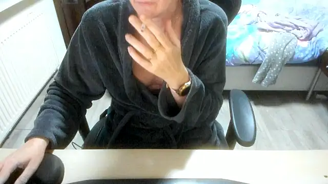 minoesje37 online show from 11/18/25, 08:35