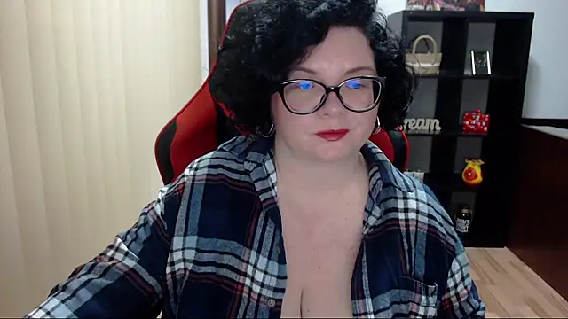 Snapshot of MissTroublle chatting on 01/28/25, 10:45 MissTroublle online show from 01/28/25, 10:45