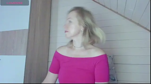 Snapshot of I_AM_MILF chatting on 09/17/25, 05:20 I AM MILF online show from 09/17/25, 05:20