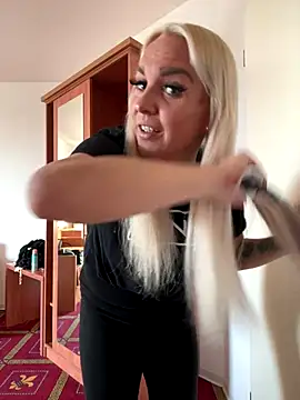 Snapshot of MIA-XXX chatting on 09/25/25, 06:28 MIA-XXX online show from 09/25/25, 06:28