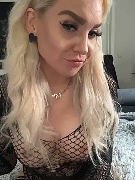 Snapshot of MIA-XXX chatting on 10/07/25, 12:46 MIA-XXX online show from 10/07/25, 12:46