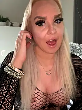 Snapshot of MIA-XXX chatting on 11/02/25, 08:28 MIA-XXX online show from 11/02/25, 08:28