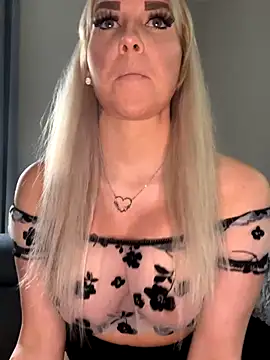 Snapshot of MIA-XXX chatting on 11/04/25, 10:47 MIA-XXX online show from 11/04/25, 10:47