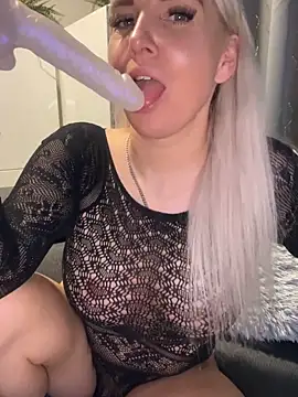 Snapshot of MIA-XXX chatting on 11/12/25, 05:35 MIA-XXX online show from 11/12/25, 05:35