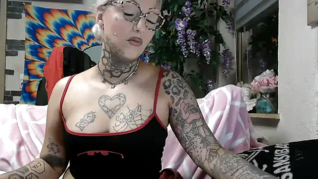 Snapshot of RoxxyInk chatting on 10/19/25, 09:26 RoxxyInk online show from 10/19/25, 09:26