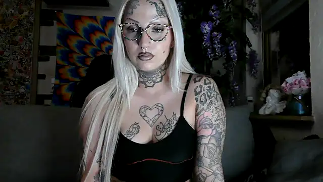 Snapshot of RoxxyInk chatting on 10/23/25, 12:21 RoxxyInk online show from 10/23/25, 12:21