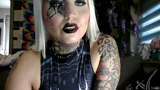 Snapshot of RoxxyInk chatting on 10/31/25, 11:11 RoxxyInk online show from 10/31/25, 11:11