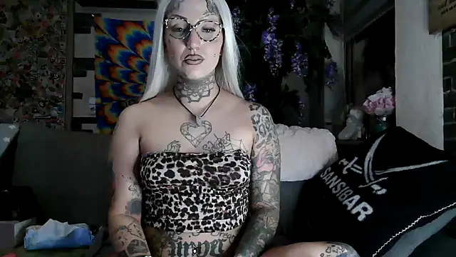 Snapshot of RoxxyInk chatting on 11/13/25, 11:14 RoxxyInk online show from 11/13/25, 11:14