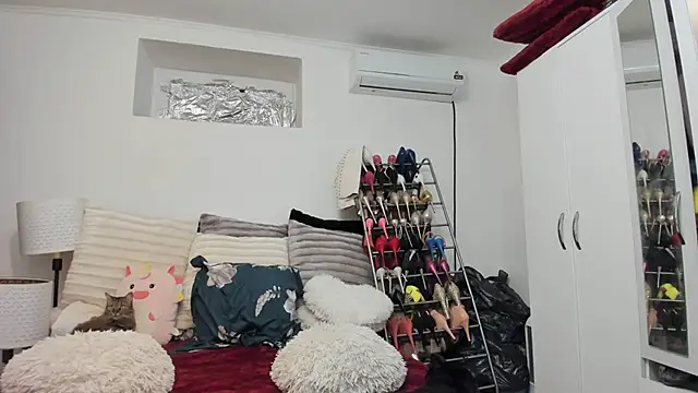 juliahayessxx online show from 10/22/25, 09:47