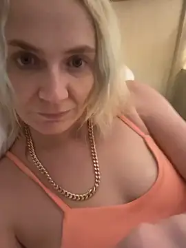 Snapshot of SugarTits199869 chatting on 10/10/25, 05:06 SugarTits199869 online show from 10/10/25, 05:06