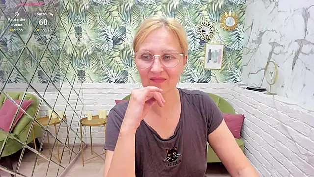 Snapshot of Paris_Cherry chatting on 09/14/25, 08:41 Paris Cherry online show from 09/14/25, 08:41
