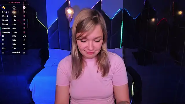 Snapshot of BellaDreamy chatting on 10/17/25, 05:21 BellaDreamy online show from 10/17/25, 05:21