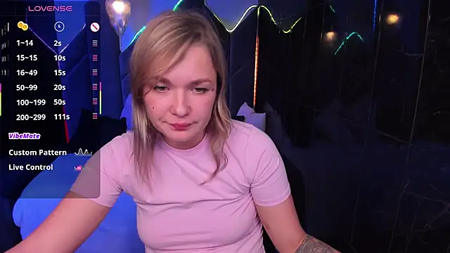 Snapshot of BellaDreamy chatting on 10/17/25, 05:26 BellaDreamy online show from 10/17/25, 05:26