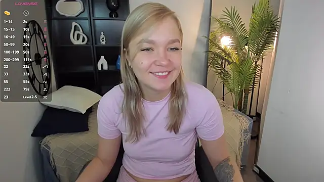 Snapshot of BellaDreamy chatting on 11/18/25, 09:03 BellaDreamy online show from 11/18/25, 09:03