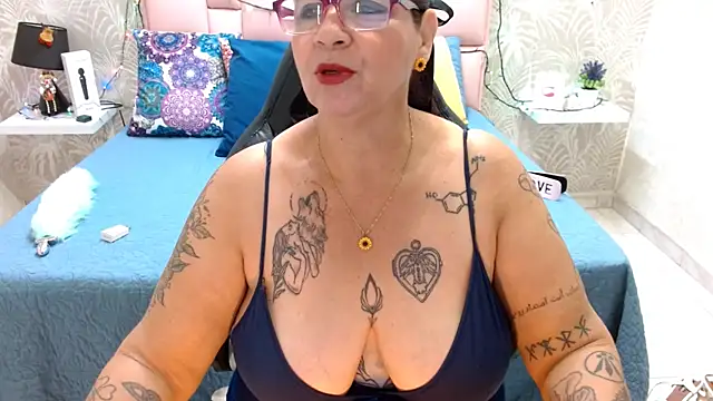 Snapshot of laura_riley chatting on 12/20/24, 11:32 laura riley online show from 12/20/24, 11:32