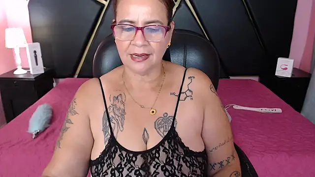 Snapshot of laura_riley chatting on 01/31/25, 03:33 laura riley online show from 01/31/25, 03:33