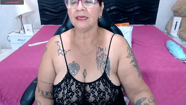 Snapshot of laura_riley chatting on 03/22/25, 02:25 laura riley online show from 03/22/25, 02:25