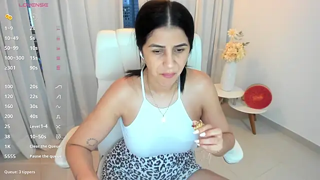 Snapshot of renata_t_ chatting on 09/25/25, 10:57 renata t online show from 09/25/25, 10:57