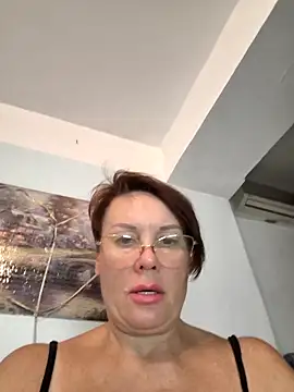  lady red  online show from 09/16/25, 04:52