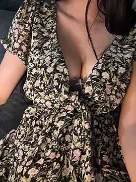 Snapshot of Cute_crystal chatting on 02/04/25, 08:24 Cute crystal online show from 02/04/25, 08:24