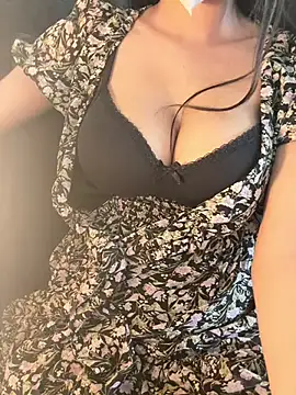 Snapshot of Cute_crystal chatting on 02/26/25, 07:27 Cute crystal online show from 02/26/25, 07:27