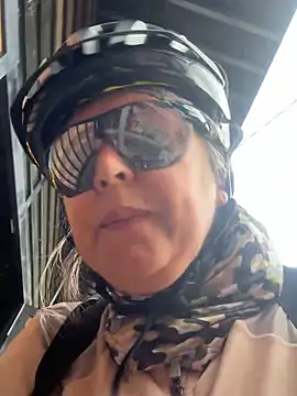 Snapshot of emma_tour chatting on 10/26/25, 03:18 emma tour online show from 10/26/25, 03:18