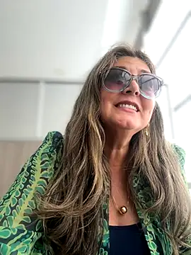 Snapshot of emma_tour chatting on 10/28/25, 04:09 emma tour online show from 10/28/25, 04:09