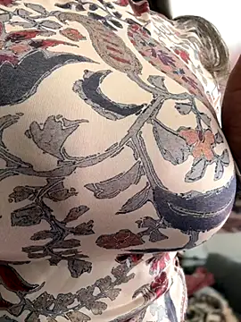 Snapshot of emma_tour chatting on 11/15/25, 01:40 emma tour online show from 11/15/25, 01:40