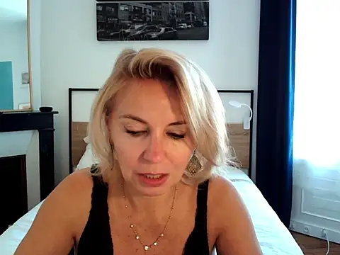 Snapshot of ADreamLady chatting on 09/17/25, 02:41 ADreamLady online show from 09/17/25, 02:41