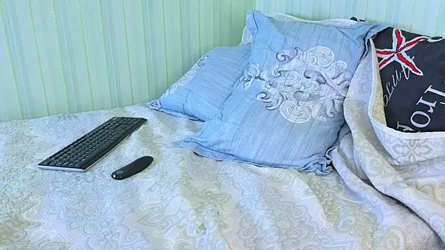 Snapshot of _Lily_ chatting on 01/30/25, 12:37 Lily online show from 01/30/25, 12:37