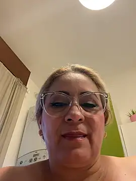Snapshot of x_elena_x chatting on 01/28/25, 12:11 x elena x online show from 01/28/25, 12:11