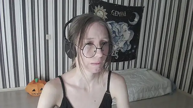  Hanna Moon  online show from 11/17/25, 06:46