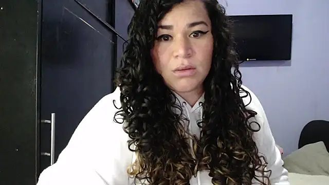 Snapshot of ANGELIQUE_KLANE chatting on 01/22/25, 04:23 ANGELIQUE KLANE online show from 01/22/25, 04:23