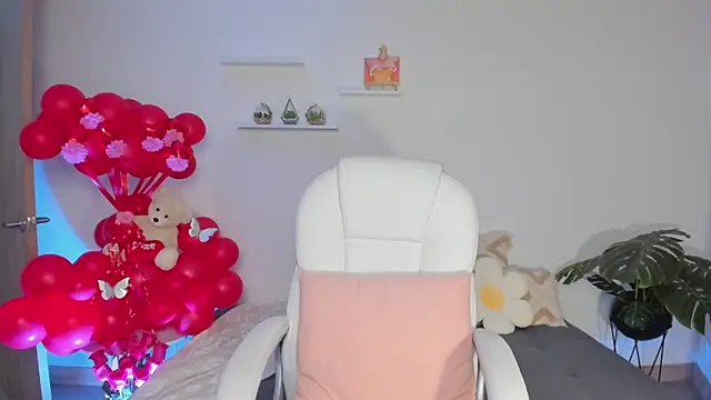 Snapshot of SophieHunt chatting on 02/14/25, 11:53 SophieHunt online show from 02/14/25, 11:53