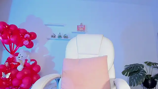 Snapshot of SophieHunt chatting on 02/18/25, 02:38 SophieHunt online show from 02/18/25, 02:38