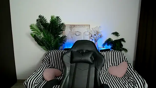 Snapshot of SEXY-GODDESabrina chatting on 03/04/25, 03:44 SEXY-GODDESabrina online show from 03/04/25, 03:44