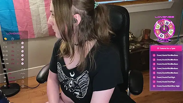 Snapshot of luluvaladon chatting on 03/19/25, 12:26 luluvaladon online show from 03/19/25, 12:26