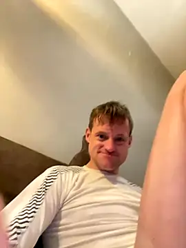 Snapshot of londonfuckwhore chatting on 10/27/25, 04:05 londonfuckwhore online show from 10/27/25, 04:05