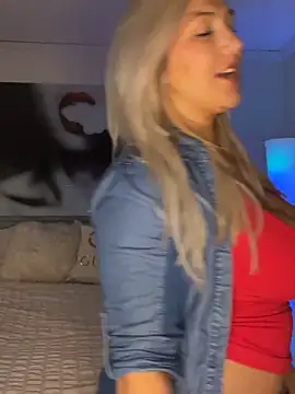 Snapshot of LittleMissEeve chatting on 10/19/25, 12:00 LittleMissEeve online show from 10/19/25, 12:00